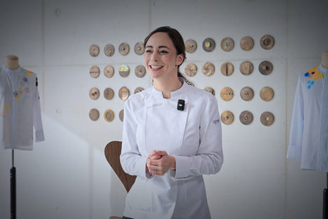 Découvrez en vidéo la collaboration entre Lafont et Nina Métayer pour la création sur mesure de deux vestes de cuisine uniques.